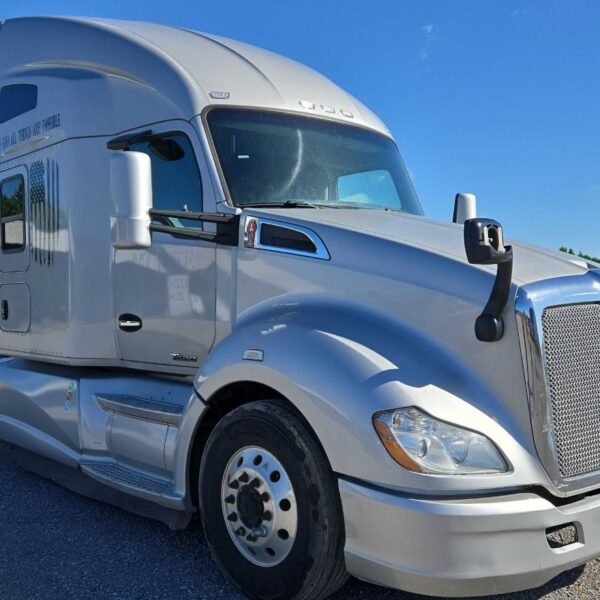 2017 Kenworth T680 semi truck