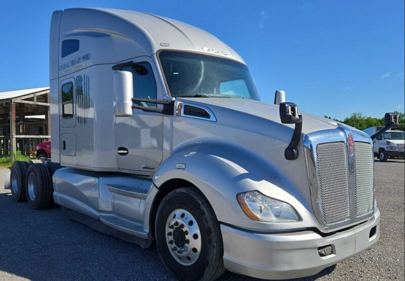 2017 Kenworth T680 semi truck