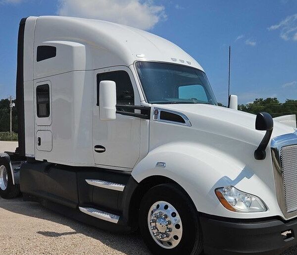 2017 Kenworth T680 semi truck