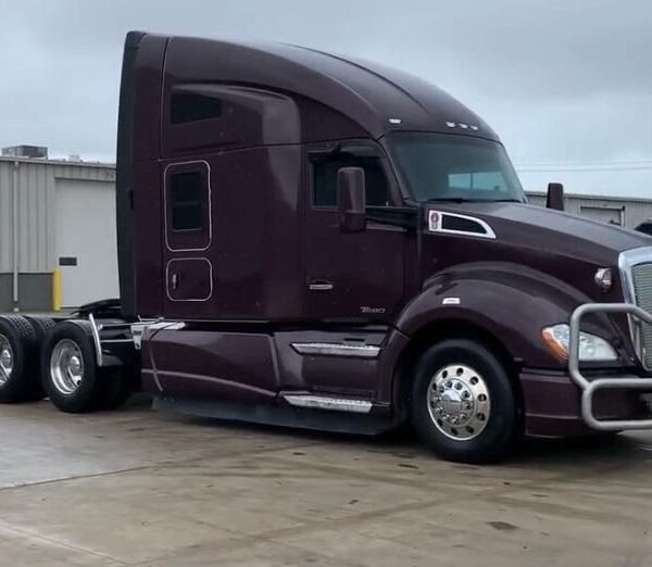 2017 Kenworth T680 Semi Truck